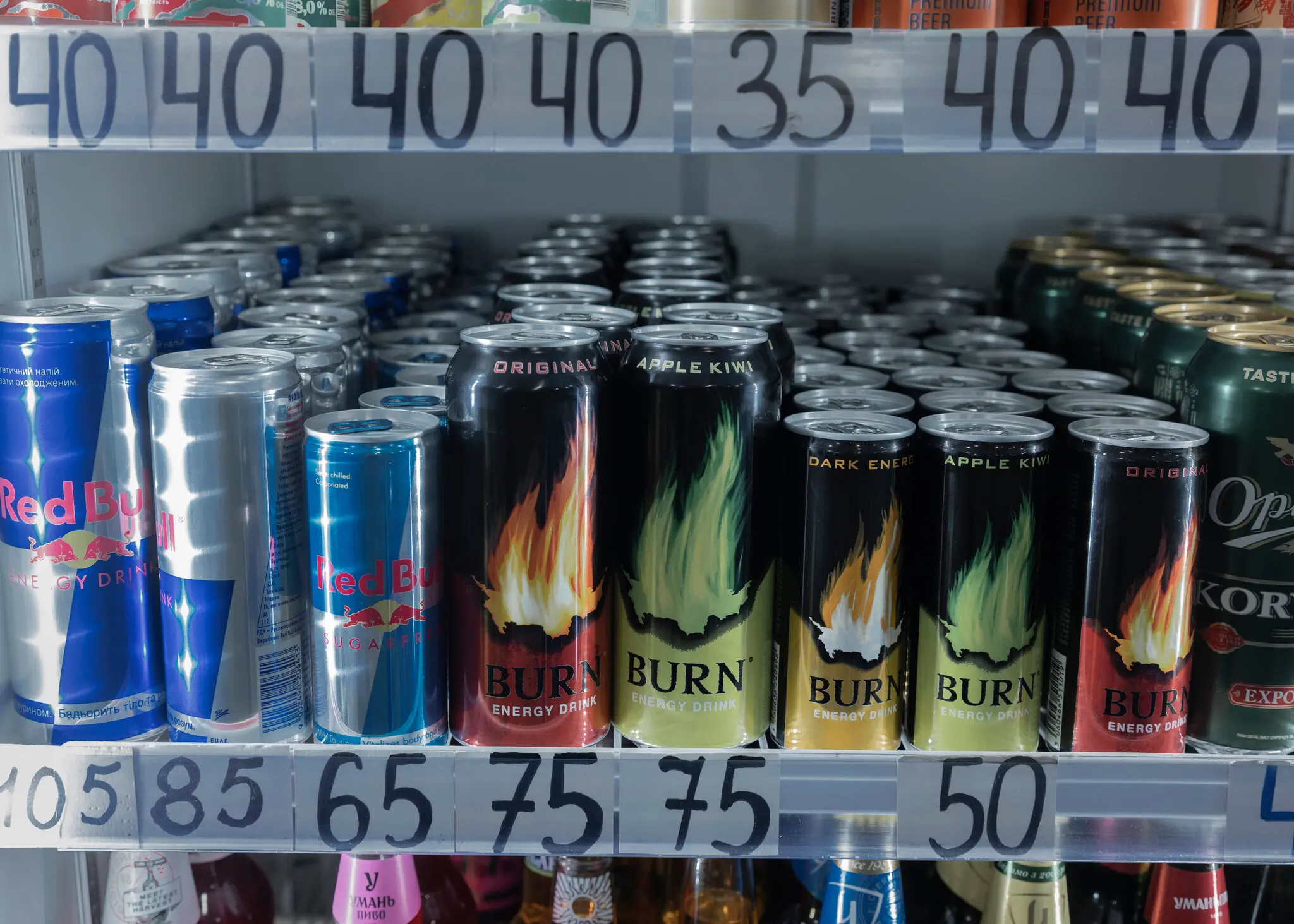 Українські магазини рясніють енергетичними напоями з гучними назвами від Pit Bull до Burn і Red Bull.